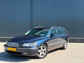 Volvo V70 2.4 | AIRCO | CRUISE | TREKHAAK | PANORAMA DAK | NIEUWE APK