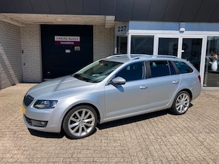 Skoda Octavia Combi 1.6 TDI Greentech Style Business / NAVI / CLIMA / AUTOMATIC / EXPORT PRIJS / APK 2027