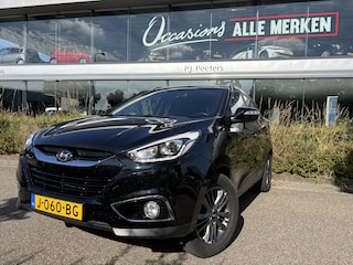 Hyundai ix35 1.6i GDI i-Vision Airco - Achteruitrijcamera - Navigatiesysteem - Cruise control - Parkeersensor achter - Licht metalen velgen 17 inch - Stoelverwarming - Mistlampen - Radio - Bluetooth - Dakrails - Elektrische ramen - Extra getint glas achter - Stuur multifunctioneel - Nieuwe APK keuring tot juni 2027