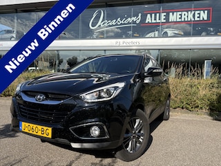 Hyundai ix35 1.6i GDI i-Vision Airco - Achteruitrijcamera - Navigatiesysteem - Cruise control - Parkeersensor achter - Licht metalen velgen 17 inch - Stoelverwarming - Mistlampen - Radio - Bluetooth - Dakrails - Elektrische ramen - Extra getint glas achter - Stuur multifunctioneel - Nieuwe APK keuring tot juni 2027