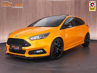 Ford Focus ST-3 2.0 250pk PERFORMANCE PACK |schuif/kantel|Maxton|19" Borbet|Sony|blind spot|Bi-xenon|cruise control|winterpack|parkeercamera|