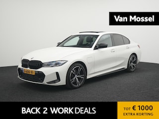BMW 330e | Automaat | M Sportpakket / BMW 50 Jahre | HUD | Schuif Dak | BMW Live Cockpit Plus | BMW Individual hoogglans Shadow Line |  DAB-Tuner |  Ambiance verlichting | 12 Maanden BOVAG Garantie |
