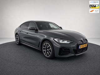 BMW i4 40 84 kWh High Executive M-SPORT l SOH 96,4% l H/K l HUD l 360 l SCHUIFDAK l DRAVITGRAU l SFEER l ORG.NL l 1e EIG l