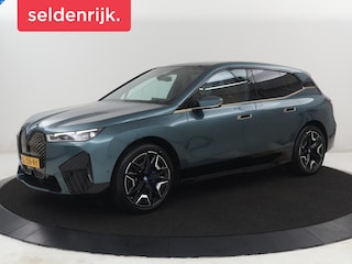 BMW iX xDrive50 M Sport High Executive 112 kWh SOH 96,2% | Full Option | Pano | Chrystal Buttons | Soft Close | Harman Kardon | Laser Lights | Achteras sturing | Massage stoelen | 4-Zone Climate Control | Carplay | Head-up