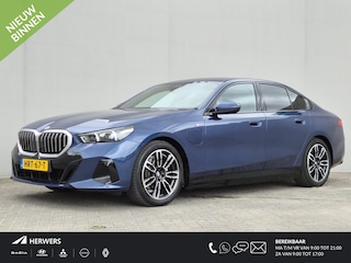BMW 530e M Sport Edition / Fabrieksgarantie tot 06-2028 / NL'se auto / Trekhaak / 1800kg Trekgewicht / Harman/Kardon audio systeem / Comfort Pack & Travel Pack / Elektrische achterklep / Adaptief cruise control / Voorstoelen verwarmd & geventileerd / Achteruitrijcamera /