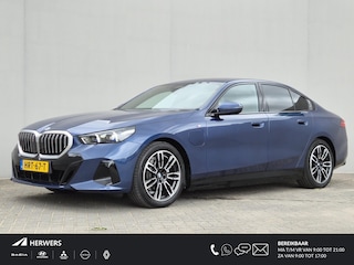 BMW 530e M Sport Edition / Fabrieksgarantie tot 06-2028 / NL'se auto / Trekhaak / 1800kg Trekgewicht / Harman/Kardon audio systeem / Comfort Pack & Travel Pack / Elektrische achterklep / Adaptief cruise control / Voorstoelen verwarmd & geventileerd / Achteruitrijcamera /