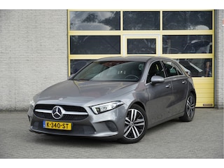 Mercedes-Benz A-klasse 160 5drs Luxury Business Solution BJ2021 Lmv 17" | Led V+A | Pdc | Achteruitrijcamera | Navi | Virtual cockpit | Dashboard verlichting | Climate control | Cruise control | Lederen Sportstoelen | Verwarmde voorstoelen | Zwarte hemel | Getint glas