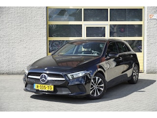 Mercedes-Benz A-klasse 180 5drs Business Solution BJ2022 Lmv 16" | Led V+A | Pdc | Achteruitrijcamera | Navi | Climate control | Cruise control | Sportstoelen | Verwarmde voorstoelen | Zwarte hemel | Getint glas