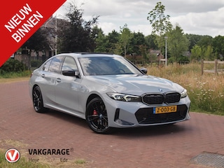 BMW 330e | Iconic Glow Nieren | M-Pakket | Panoramadak | Trekhaak | 360 Camera | Sfeerverlichting | Harman Kardon |