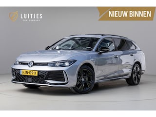 Volkswagen Passat Variant 1.5 eHybrid R-Line Black-Style Org.NL|Pano|Massage|Elek-trekhaak|Winterpack|Camera|1e-eig.|Fabrieksgarantie