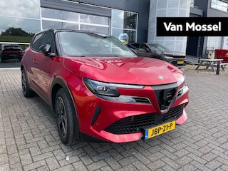 Alfa Romeo Junior 1.2 Turbo Hybrid Ibrida Q4 | 4-Wiel Aandrijving | Sabelt Sportstoelen | Panoramisch Dak | NAVI | Parkeercamera Achter |