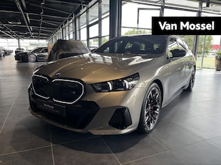BMW i5 Touring M60 xDrive 84 kWh | M-SPORT PRO | DRIVING ASSIST PROF | PARK ASSIST PROF | PANORAMADAK | STOELVENTILATIE | OXID GRAU | SOH 97 % | COMFORT PAKKET | TRAVEL PAKKET | CARBON PAKKET | HEAD-UP | TREKHAAK |