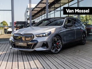 BMW i5 Touring M60 xDrive 84 kWh | M-SPORT PRO | DRIVING ASSIST PROF | PARK ASSIST PROF | PANORAMADAK | STOELVENTILATIE | OXID GRAU | SOH 97 % | COMFORT PAKKET | TRAVEL PAKKET | CARBON PAKKET | HEAD-UP | TREKHAAK |