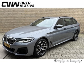 BMW 5-serie Touring 530e 292pk | M-pakket | Camera | Leder | Sportstoelen | Wegklapbare trekhaak | Adaptieve cruise | Virtual cockpit | Sfeerverlichting | Apple CarPlay | Stoel&stuurverwarming | 19 inch M-velgen | Elektrische achterklep | Volledig onderhouden