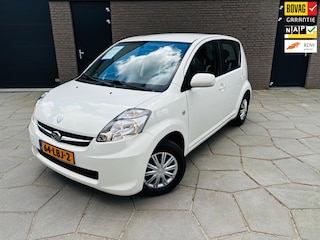 Subaru Justy 1.0 Comfort| ERG leuke 5 deurs met: AIRCO, LEDER,TREKHAAK, Parelmoer lak|