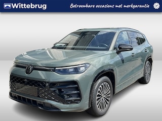 Volkswagen Tayron 1.5 eHybrid R-Line / 272 PK/ FABRIEKSGARANTIE T/M 7-2030/ AUTOMAAT/ TREKHAAK/ PANODAK/ BLACK STYLE/ PARK. SENSOREN/ 360 CAMERA/ CRUISE/ NAVI/ APP-CONNECT/ STOELVERWARMING/ 20" LMV