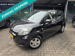 Daihatsu Sirion 2 1.0-12V Premium | 1E EIGENAAR | 12MND GARANTIE | AIRCO | ELEC RAMEN | LMV |