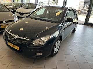 Hyundai i30 1.6i Dynamic CLIMAT APK 3-27 BJ 2011 !!!