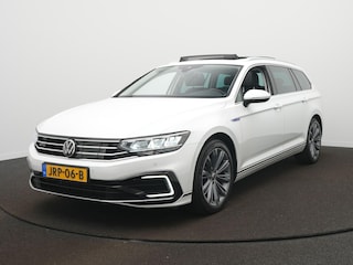 Volkswagen Passat Variant 1.4 TSI PHEV GTE Business Navigatie - ACC - Stoelverwarming - Pano-dak - Camera - Leder - LED
