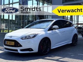 Ford Focus 2.0 250PK EcoBoost ST-3 | Recaro | Xenon | Camera | Sony | Uitlaat Kleppen systeem | 19-inch |