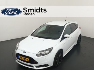 Ford Focus 2.0 250PK EcoBoost ST-3 | Recaro | Xenon | Camera | Sony | Uitlaat Kleppen systeem | 19-inch |