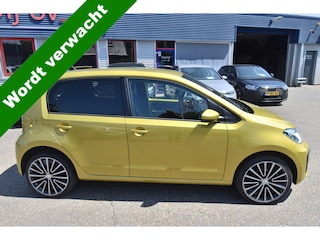 Volkswagen Up 1.0 BMT high up! , CLIMATR , A UITRIJ CAM , CR CONTR , PDC A , LMV17 , MISTL V , ZWARTE HEMEL ,