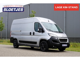 Peugeot Boxer 335 2.2 BlueHDi 140 L2H2 Asphalt in Nieuwstaat |7.026 kilometer |BPM vrij |1e eigenaar |Camera |Cruise |Navi |Airco |Trekhaak |3500 KG |Metallic |Mooie camperbasis