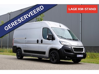 Peugeot Boxer 335 2.2 BlueHDi 140 L2H2 Asphalt in Nieuwstaat |7.026 kilometer |BPM vrij |1e eigenaar |Camera |Cruise |Navi |Airco |Trekhaak |3500 KG |Metallic |Mooie camperbasis