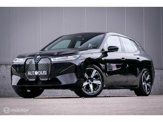 BMW iX xDrive40 High Executive 77 kWh | Trekhaak | Panorama | Laser LED | HUD | alcantara | Dealer onderhouden | 360 camera | SOH 97,3 | Rijklaarprijs | Fabrieksgarantie | Carplay | 2500 kg trekvermogen |