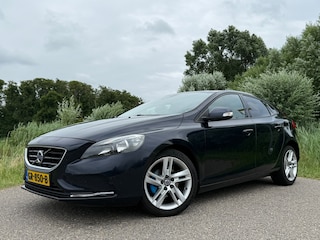 Volvo V40 2.0 D2 Kinetic Business / Navi / Clima / 17" Velgen / Goed Onderhouden / 6 Versnellingen / PDC / Cruise / LED /