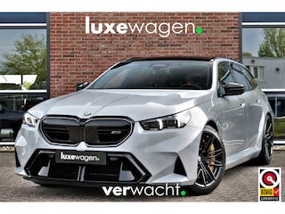 BMW 5-serie Touring Kreidegrau Ind. | Ultimate Pack | Keramisch | Pano | Trekh | B&W | DA+