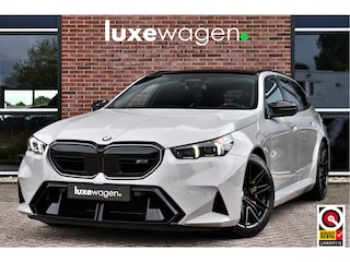 BMW 5-serie Touring Kreidegrau Ind. | Ultimate Pack | Keramisch | Pano | Trekh | B&W | DA+