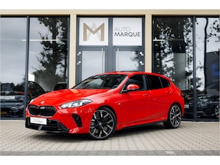 BMW 120 | M Sport Pro | Rosso Corsa Individual | Panoramadak | Harman Kardon | Driving Assistant Plus | Head-Up Display | 19" LM Velgen | M Compound Remsysteem | Elektrisch verstelbare Voorstoelen |