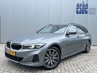 BMW 3-serie Touring 320e Trekhaak Leder Camera Live Cockpit Plus Widescreen Elektrische Sportstoelen Stoelverwarming  Extra Getint Glas Shadow Line Hifi Apple Carplay Android Auto Plug In Hybride NL Auto 1e Eigenaar BTW