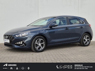 Hyundai i30 1.5 T-GDi MHEV Comfort Smart Handgeschakeld / Navigatie via Apple Carplay of Android Auto / Stuur- en Stoelverwarming / Achteruitrijcamera / Trekgewicht 1410 kg / Cruise control /