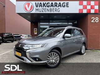 Mitsubishi Outlander 2.4 PHEV 4WD Pure+ 240PK!! // AFN. TREKHAAK // KEYLESS // CAMERA+SENSOREN // CLIMA // STOELVERWARMING // APPLE-ANDROID AUTO //