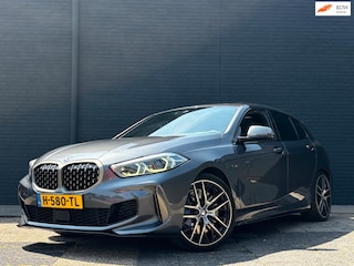 BMW 1-serie - M135i xDrive | PANO | CARPLAY | HUD | STOEL/STUURVERWARMING