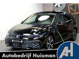 Volkswagen Golf 1.5 eHybrid GTE 200kW/272pk DSG6 PANORAMADAK + VIENNA LEDERPAKKET + EL.TREKHAAK + IQ LIGHT MATRIX LED + ASSIST PACK + EL.STOEL + DCC DYNAMIC CHASSIS + DISCOVER PRO + STOELVERWARMING&VENTILATIE + STUURVERWARMING + 360 CAMERA AREA VIEW + 18" LM-VELGEN!!