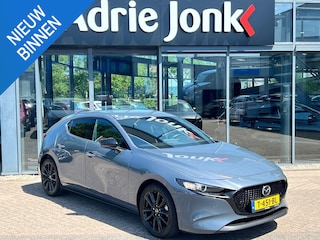 Mazda 3 2.0 e-SkyActiv-G M Hybrid 150 Homura TREKHAAK | A.CAMERA | 18"LM VELGEN BLACK | APPLE CARPLAY/ANDROID AUTO | HEAD-UP DISPLAY | 1e EIG | NED.AUTO |