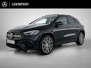 Mercedes-Benz GLA 250 e 140 Year Edition | Premium Plus pakket | Nightpakket | Parkeerpakket met 360°-camera | Trekhaak | Panoramaschuifdak | DISTRONIC | 20” tien-dubbelspaaks AMG velgen |