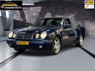 Mercedes-Benz E-klasse 240 Elegance | Xenon | Airco | Schuifdak | PDC | Cruise | 59.000KM | Nieuwstaat