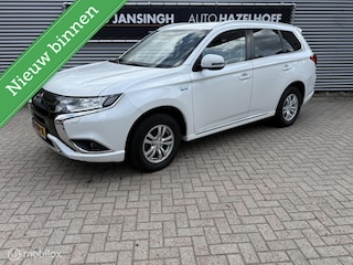 Mitsubishi Outlander 2.4 PHEV Pure | Camera | Afn. Trekhaak | 1500kg Trekgewicht! | Clima | Stoelverwarming |