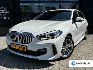 BMW 118i High Executive M-sport | M-AERODYNAMICA| SFEERVERLICHTING| NAVIGATIE + APPLE CARPLAY/ANDROID AUTO| PARKEERSENSOREN V+A| FULL LED| KEYLESS| GETINT GLAS|