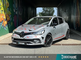 Renault Clio 1.6 Turbo R.S. Trophy UNIEK! | ACHTERUITRIJCAMERA | STOELVERWARMING | AKRAPOVIČ UITLAATSYSTEEM | BOSE AUDIOSYSTEEM |