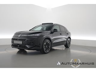 Volkswagen T-Roc 1.5 eTsi R-Line First Edition | Dig. Cockpit | IQ Light | Pano | Adapt. Cruise | Trekhaak | Head-up | Harman Kardon | Keyless | 360cam | Stoel- Stuurverw.