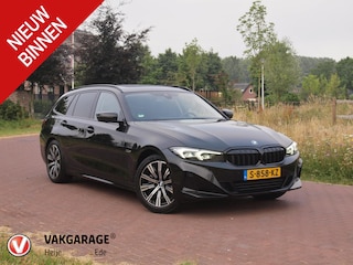 BMW 3-serie Touring 320e | Facelift | 19 Inch | Camera | Sfeerverlichting | Cruise Control | Leer | NL-Auto |