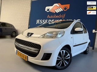 Peugeot 107 1.0-12V Millesim 200 / bj.2010 / kleur: wit / 5 deurs / airco / NAP met 153436 km.en APK tot 07/2027 / Sportvelgen/etc