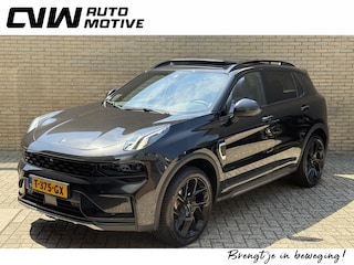 Lynk & Co 01 1.5 PHEV 261pk | Blackline | Zwarte hemel | Rolhoes | 360 camera | Panoramadak | Navigatie | Apple CarPlay | Adaptieve cruise | Stoelverwarming | Infinity sound | Keyless | LED | DAB | Volledig onderhouden