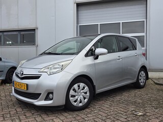 Toyota Verso-S 1.3 VVT-i Aspiration / Dealer Onderhouden / Trekhaak / Camera / Automaat / Pano / N.A.P. /