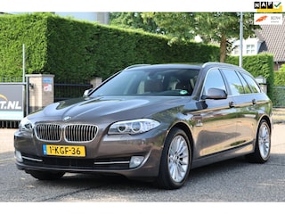 BMW 5-serie Touring 520d High Executive | PANO | NAVI | CLIMA | CRUISE | TREKHAAK | LEDER | DEALER ONDERHOUDEN |